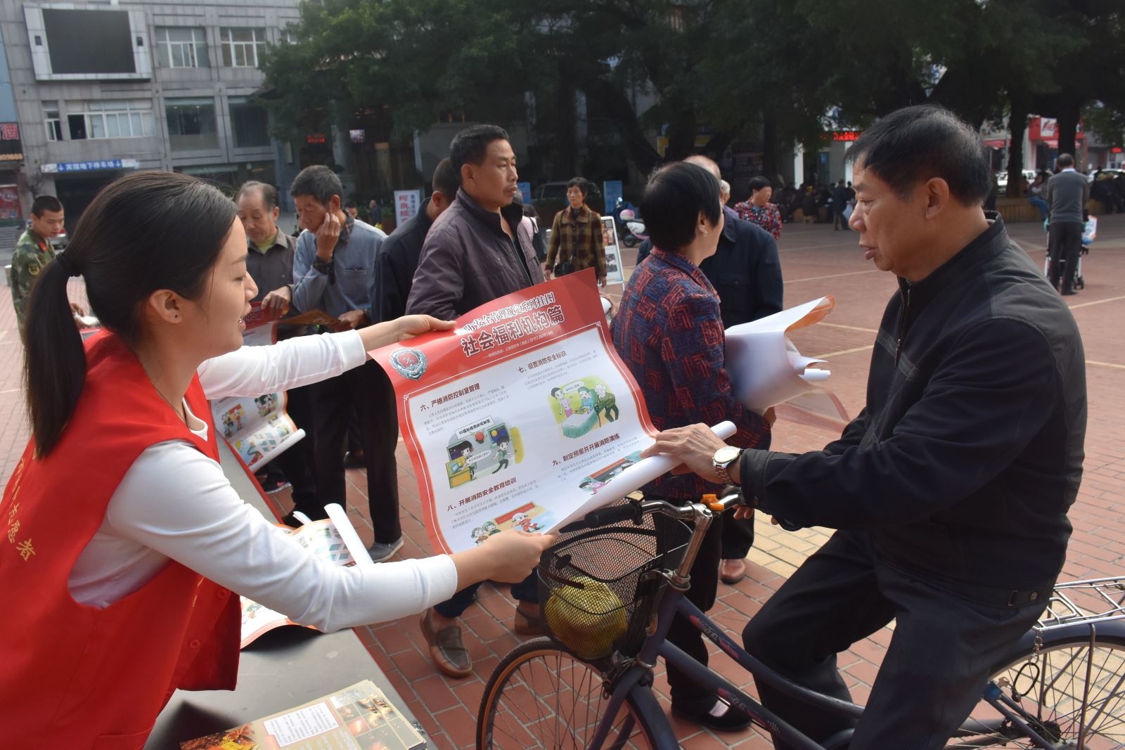 巧借119宣传月摆摊设点送平安