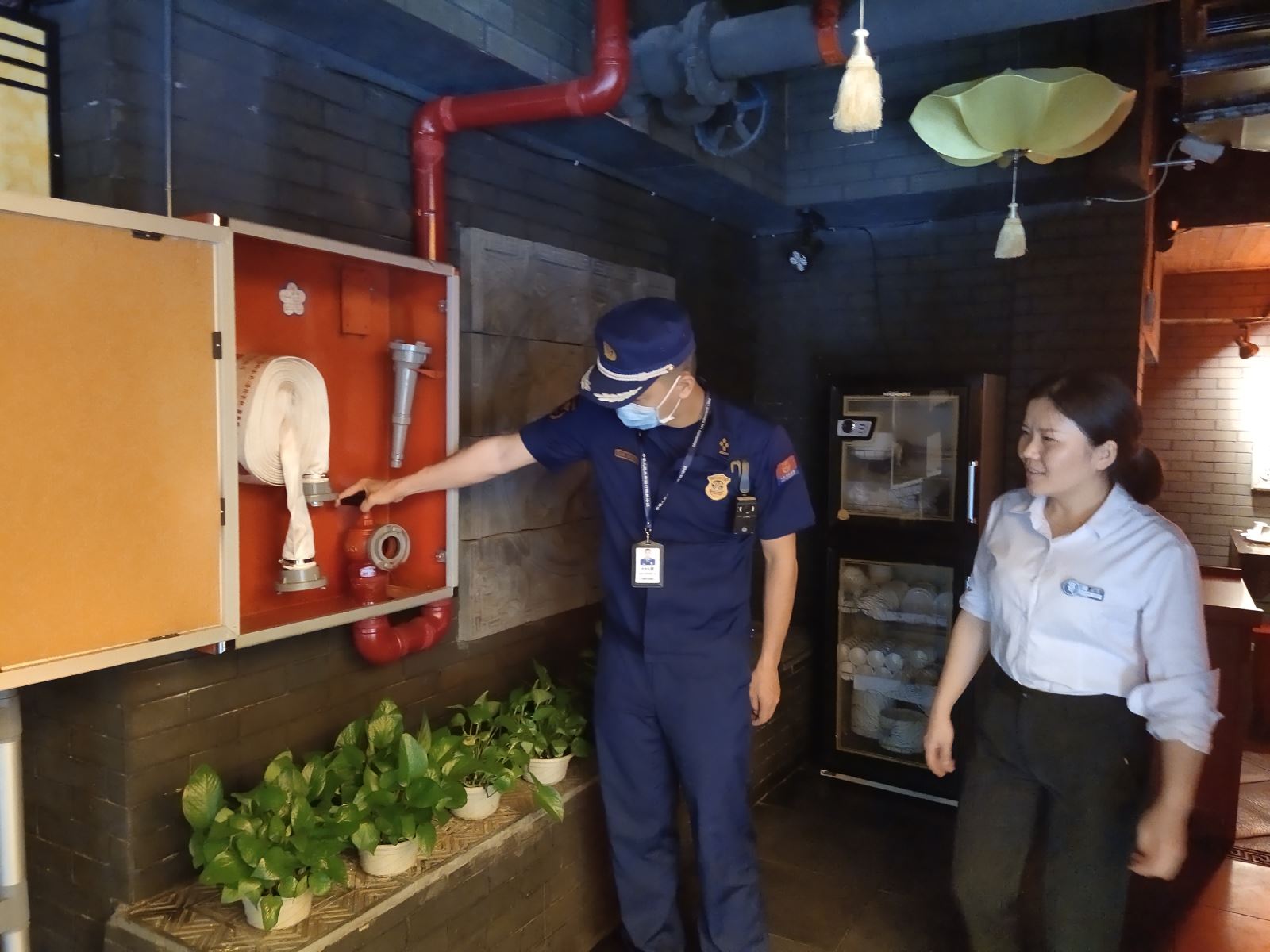 大队深入辖区餐饮场所开展消防安全检查